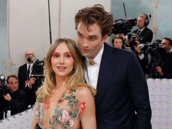 Robert Pattinson and Suki Waterhouse at the 2023 Met Gala: Karl Lagerfeld: A Line of Beauty held at the Metropolitan Museum of Art on May 1, 2023 in New York, New York. (Photo by Lexie Moreland/WWD via Getty Images)