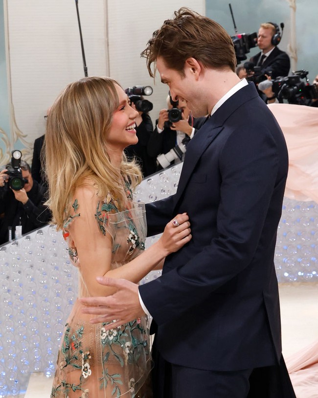 Robert Pattinson dan Suki Waterhouse sangat menjaga privacy hubungan asmara mereka. Keduanya tidak pernah mengekspos soal hubungan cinta tersebut ke publik. Bahkan Robet dan Suki baru tampil ke publik sebagai pasangan empat tahun setelah tertangkap kamera tengah kencan pada 2018. Foto: Getty Images