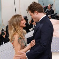 Robert Pattinson dan Suki Waterhouse sangat menjaga privacy hubungan asmara mereka. Keduanya tidak pernah mengekspos soal hubungan cinta tersebut ke publik. Bahkan Robet dan Suki baru tampil ke publik sebagai pasangan empat tahun setelah tertangkap kamera tengah kencan pada 2018. Foto: Getty Images
