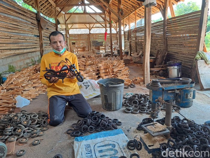 Supadi (48), perajin miniatur Harley dari kayu saat ditemui di rumahnya di Desa Lebak, Pracimantoro, Kabupaten Wonogiri, Rabu (3/5/2023).