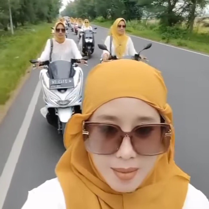 Tangkapan layar video viral emak-emak Sumenep pawai motor nggak pakai helm.