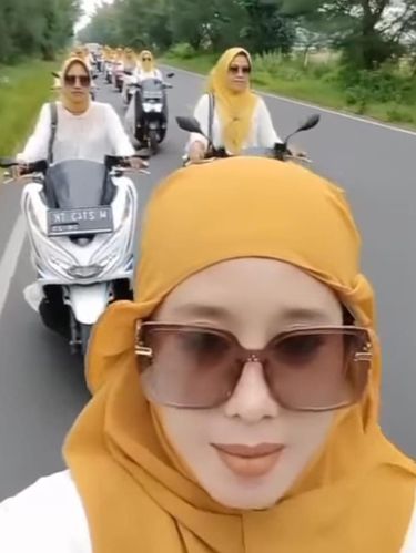Tangkapan layar video viral emak-emak Sumenep pawai motor nggak pakai helm.