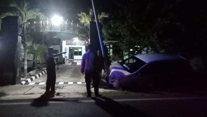 Tangkapan layar video viral kecelakaan mobil di Sampang disebut usai tembak-tembakan.
