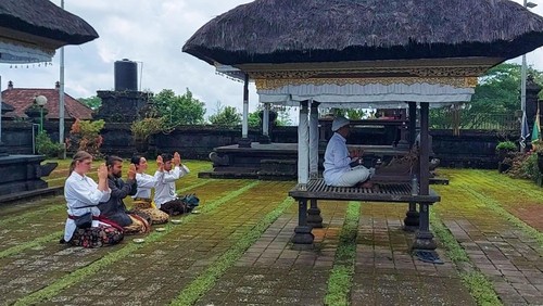 Tiga bule Rusia yang berperilaku nyeleneh di Pura Pengubengan Besakih melaksanakan upacara niskala. Saat upacara, mereka menangis dan bersujud.