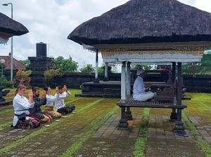 3 Bule Rusia Menangis-Sujud Cium Tangga Saat Upacara di Besakih