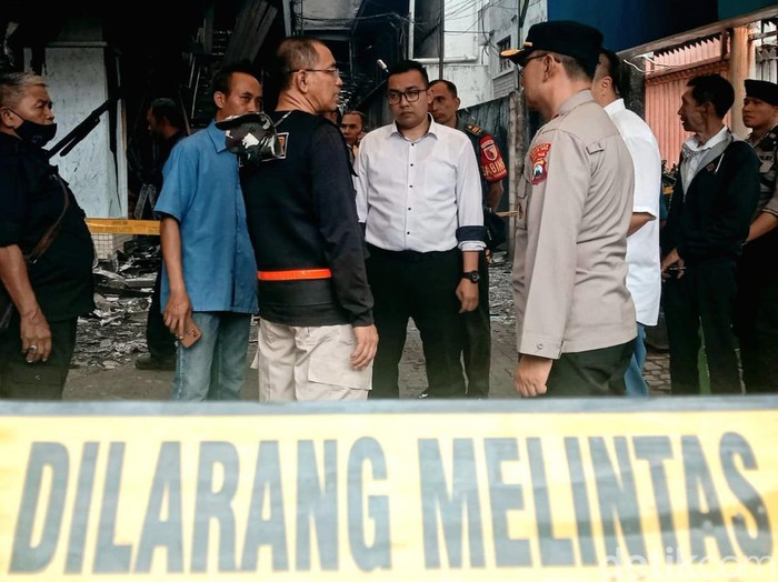 Tim Labfor membatalkan olah TKP karena suhu Malang Plaza masih panas.