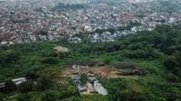 Foto udara Tempat Pembuangan Akhir (TPA) Cicabe di Jatihandap, Bandung, Jawa Barat, Rabu (03/05/2023). Pemerintah Kota Bandung membuka kembali TPA Cicabe guna menangani masalah penumpukan sampah di puluhan tempat pembuangan sementara di Kota Bandung imbas dari permasalahan operasional di TPA Sarimukti Kabupaten Bandung Barat. 