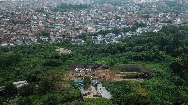 Foto udara Tempat Pembuangan Akhir (TPA) Cicabe di Jatihandap, Bandung, Jawa Barat, Rabu (3/5/2023). Pemerintah Kota Bandung membuka kembali TPA Cicabe guna menangani masalah penumpukan sampah di puluhan tempat pembuangan sementara di Kota Bandung imbas dari permasalahan operasional di TPA Sarimukti Kabupaten Bandung Barat.