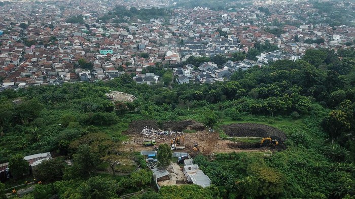 TPA Cicabe kembali dibuka Foto udara Tempat Pembuangan Akhir (TPA) Cicabe di Jatihandap, Bandung, Jawa Barat, Rabu (3/5/2023). Pemerintah Kota Bandung membuka kembali TPA Cicabe guna menangani masalah penumpukan sampah di puluhan tempat pembuangan sementara di Kota Bandung imbas dari permasalahan operasional di TPA Sarimukti Kabupaten Bandung Barat.