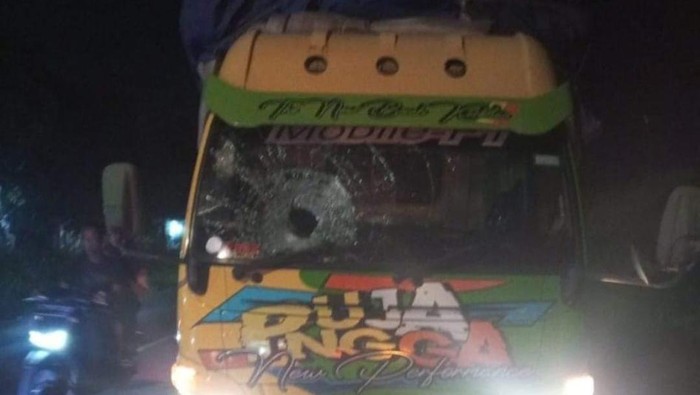 Truk di Jombang jadi korban pelemparan batu pemotor ngawur