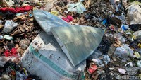 Ada juga sampah papan selancar pantai rusak yang juga dibuang ke tempat tersebut. (Foto: Wisma Putra/detikJabar) 