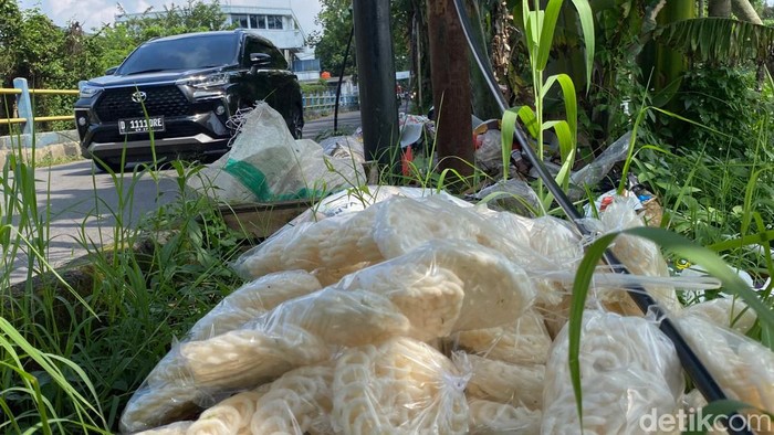 Tumpukan sampah di Jalan Sekejati, Kelurahan Sukapura, Kecamatan Kiaracondong, Kota Bandung. Tumpukan sampah di Jalan Sekejati, Kelurahan Sukapura, Kecamatan Kiaracondong, Kota Bandung.