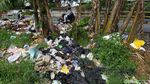 Jorok! Sampah Menumpuk di Pinggir Jalan Sekejati Bandung