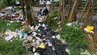 Sampah menumpuk di TPS liar yang ada di Jalan Sekejati, Kelurahan Sukapura, Kecamatan Kiaracondong, Kota Bandung. (Foto: Wisma Putra/detikJabar) 
