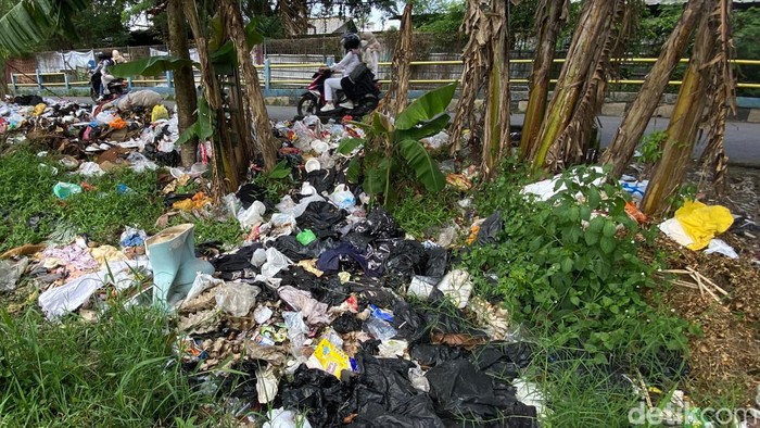 Tumpukan sampah di Jalan Sekejati, Kelurahan Sukapura, Kecamatan Kiaracondong, Kota Bandung. Tumpukan sampah di Jalan Sekejati, Kelurahan Sukapura, Kecamatan Kiaracondong, Kota Bandung.