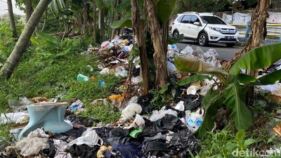 Jorok! Sampah Menumpuk di Pinggir Jalan Sekejati Bandung