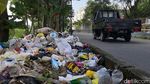 Jorok! Sampah Menumpuk di Pinggir Jalan Sekejati Bandung