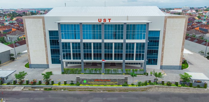 Universitas Sarjanawiyata Tamansiswa, kampus tempat Ki Sarino Mangunpranoto mengabdi sebagai rektor usai Nyi Hajar Dewantara wafat pada 1970