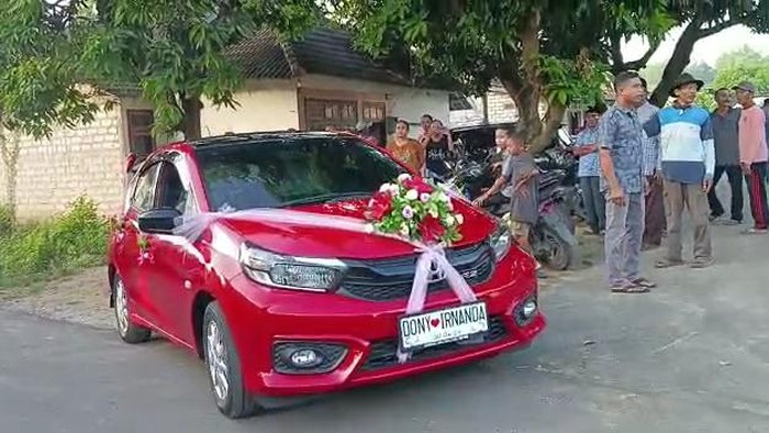 Viral seserahan sultan mobil Brio di Tuban