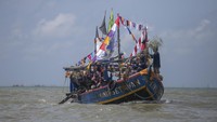 Sedekah laut tersebut merupakan tradisi yang digelar dua tahun sekali sebagai bentuk syukur nelayan atas melimpahnya hasil tangkapan ikan.