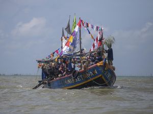 Ada di Jawa Barat, Kenapa Bahasa Sunda Tak Dominan di Indramayu?