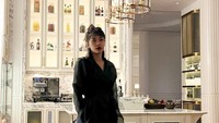 Sesekali ia juga menikmati undangan makan yang mewah. Mengenakan pakaian serba hitam, dirinya tampil elegan menghadiri acara cocktail dining. Foto: Instagram/widikidiwdkdw