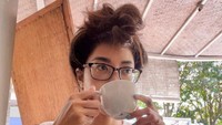 Minum kopi seolah menjadi ritual khusus untuk meningkatkan semangatnya. Sebelum menjalankan kegiatan pagi hari, segelas kopi yang hangat harus diseruputnya terlebih dahulu. Foto: Instagram/widikidiwdkdw
