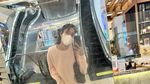 Gaya Keren Widi Vierratale Saat Jajan Mie Instan hingga Ketoprak