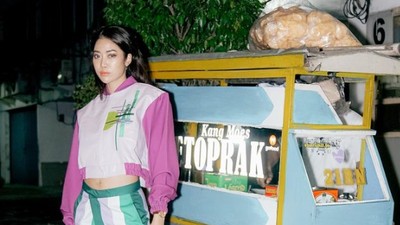 Gaya Keren Widi Vierratale Saat Jajan Mie Instan hingga Ketoprak