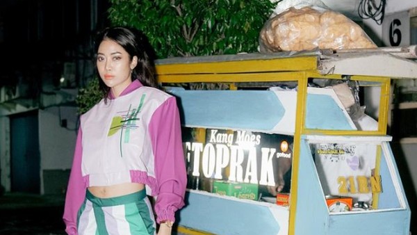 Gaya Keren Widi Vierratale Saat Jajan Mie Instan hingga Ketoprak