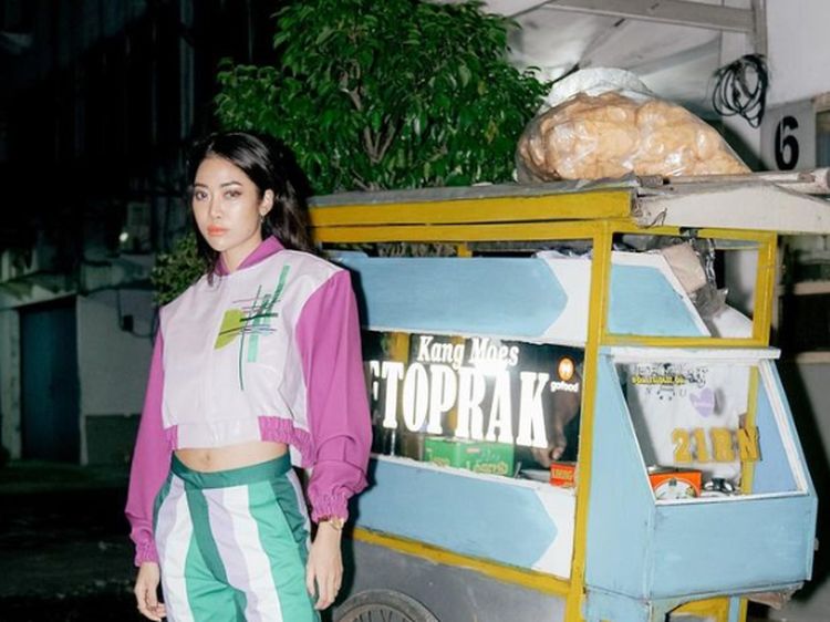 Gaya Keren Widi Vierratale Saat Jajan Mie Instan hingga Ketoprak