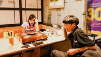 Bersama teman-teman Vierratale, Widi juga sering menghabiskan waktu makan bersama. Terutama bersama Raka Cyril ketika mereka makan dengan posisi berhadapan. Foto: Instagram/widikidiwdkdw