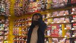 Gaya Keren Widi Vierratale Saat Jajan Mie Instan hingga Ketoprak