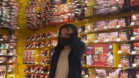 Sosok penyanyi yang terkenal berbusana unik ini paling senang menghabiskan waktu untuk jajan. Saat pergi ke pusat perbelanjaan, ia langsung beralih ke seksi mie instan untuk membeli mie dengan rasa unik. Foto: Instagram/widikidiwdkdw
