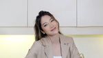 Gaya Keren Widi Vierratale Saat Jajan Mie Instan hingga Ketoprak