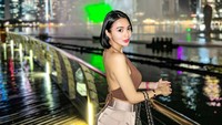 Ia mengenakan backless top berwarna cokelat. Foto: Instagram Wika Salim