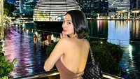 Wika Salim berpose dengan latar city light. Foto: Instagram Wika Salim