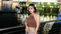Wika Salim melengkapi gayanya dengan celana panjang berwarna senada. Foto: Instagram Wika Salim