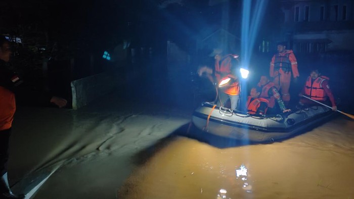 Empa kecamatan di Cianjur, Jawa Barat, terendam banjir. Petugas gabungan mengevakuasi tiga keluarga di Kampung Nambo, Desa Mande, Kecamatan Mande, yang sempat terjebak banjir setinggi 2 meter.