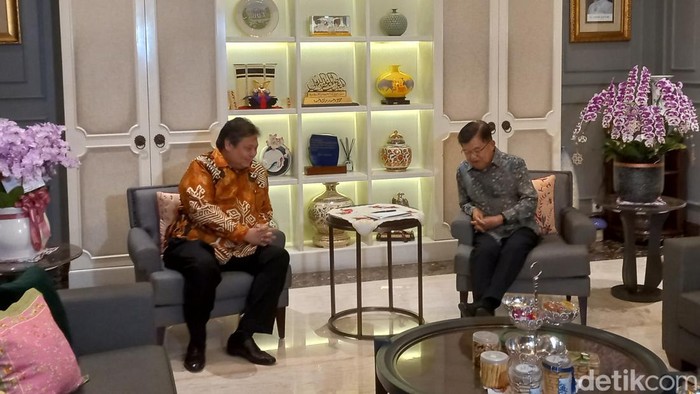 Airlangga Hartarto menyambangi kediaman Jusuf Kalla (JK). (Anggi/detikcom)