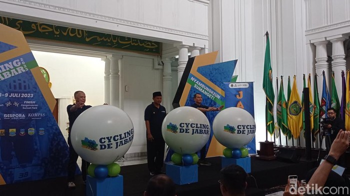Ajang balap sepeda bergengsi di Jabar yakni Cycling De Jabar 2023 bakal digelar pada 8 dan 9 Juli. Ajang balap ini diharapkan bisa mendongkrak wisata dan ekonomi di wilayah Jabar, khususnya Jabar selatan.