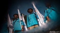 Para pekerja kompak mengenakan kemeja dan kaus berwarna biru.   