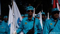 Aksi damai ini sekaligus memperingati May Day yang jatuh pada hari Senin (1/5) lalu.   