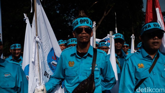 Serikat Pekerja Kereta Api (SPKA) menggelar aksi damai di Stasiun Gambir, Jakarta Pusat, Kamis (4/5/2023). Aksi ini sekaligus memperingati hari buruh internasional atau May Day.