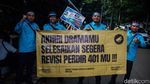 Aksi Damai Serikat Pekerja Kereta Api di Stasiun Gambir