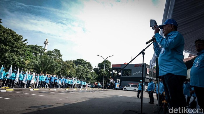 Aksi Damai Serikat Pekerja Kereta Api di Stasiun Gambir Serikat Pekerja Kereta Api (SPKA) menggelar aksi damai di Stasiun Gambir, Jakarta Pusat, Kamis (4/5/2023). Aksi ini sekaligus memperingati hari buruh internasional atau May Day.