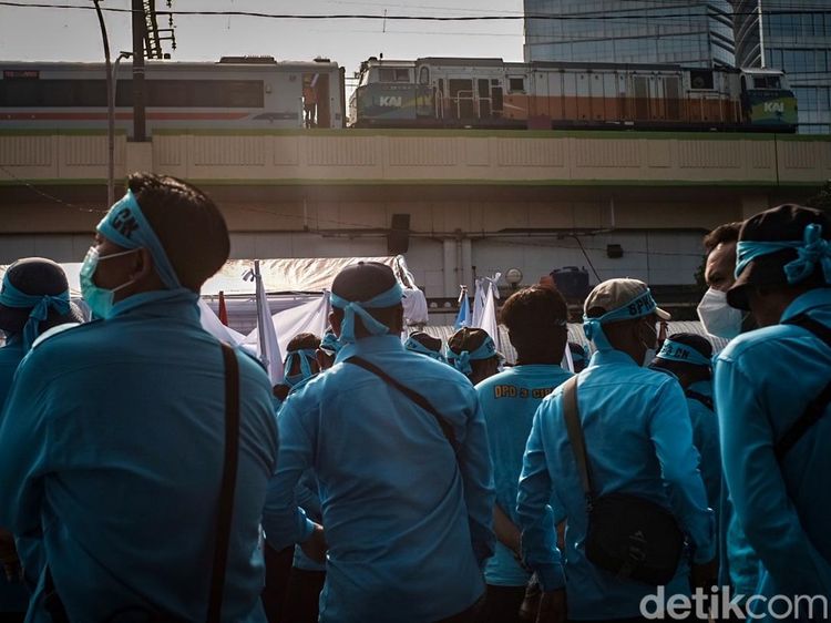 Aksi Damai Serikat Pekerja Kereta Api di Stasiun Gambir