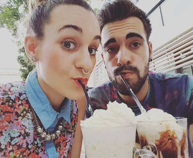 Ana dan Daniel saling mengetahui bahwa keduanya adalah saudara setelah diceritakan oleh ibu mereka masing-masing. Pertemuan tersebut terjadi ketika Ana melacak Daniel melalui Facebook. Mereka akhirnya bertemu dan tertarik satu sama lain. Foto: dok. Instagram/@dnielparra