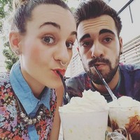 Ana dan Daniel saling mengetahui bahwa keduanya adalah saudara setelah diceritakan oleh ibu mereka masing-masing. Pertemuan tersebut terjadi ketika Ana melacak Daniel melalui Facebook. Mereka akhirnya bertemu dan tertarik satu sama lain. Foto: dok. Instagram/@dnielparra