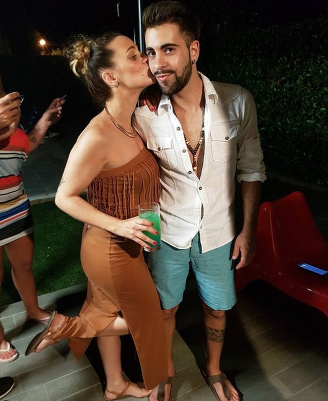 “Kami tidak ingin menyadari perasaan itu, kami marah pada diri kami sendiri karena sulit untuk mengakui dan melanggar ketabuan itu. Kami bersaudara meskipun kami tidak merasa seperti itu,” ungkap Ana, seperti dikutip dari Mirror. Foto: dok. Instagram/@dnielparra